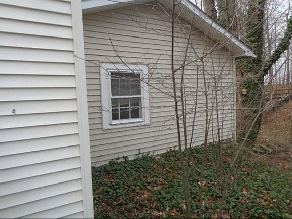 4th image of 118 E 284th St