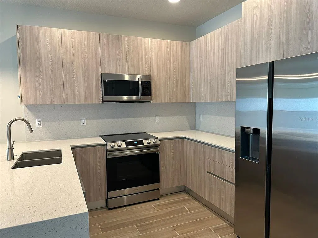 3 bed, 3.0 bath, 1853 sqft, $2,400 — Photo 2