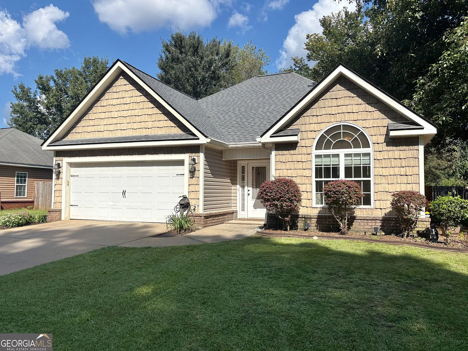 3 bed, 2.0 bath, 1382 sqft, $2,100 — Photo 2