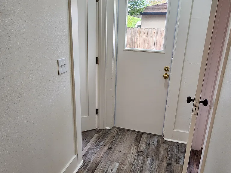401 N Cherry St — Photo 16