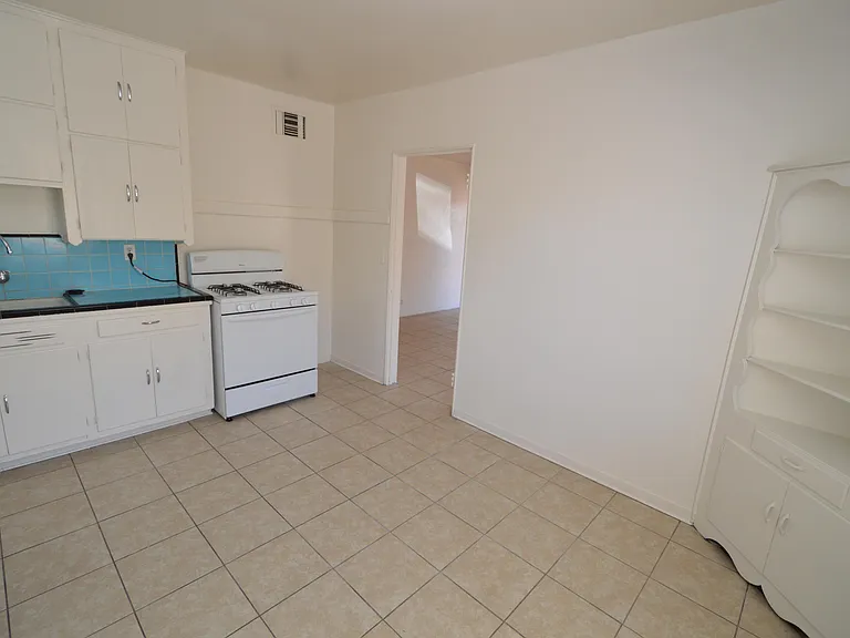 2425 N Los Altos Ave — Photo 5