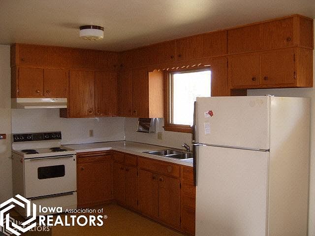 2nd image of 105 E Summit St
