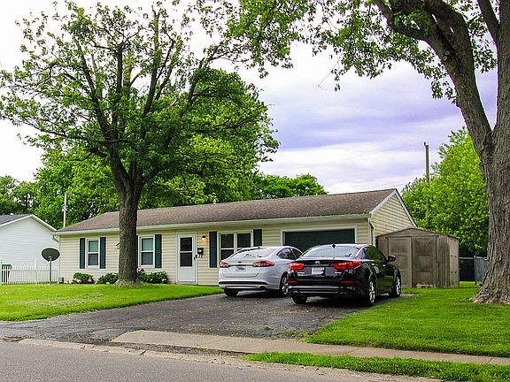 Blacktop drive 1 car garage