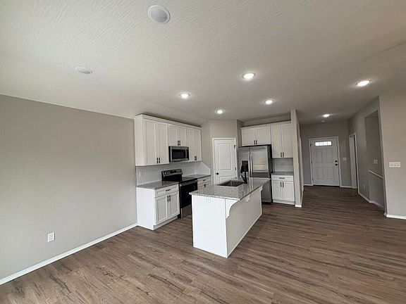 3rd image of 1383 N Maxine Avenue