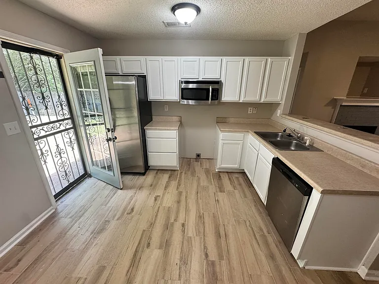 6628 Whitten Grove Dr — Photo 3