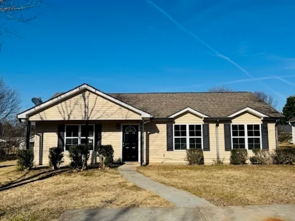 415 Dove Ln, Social Circle, GA 30025