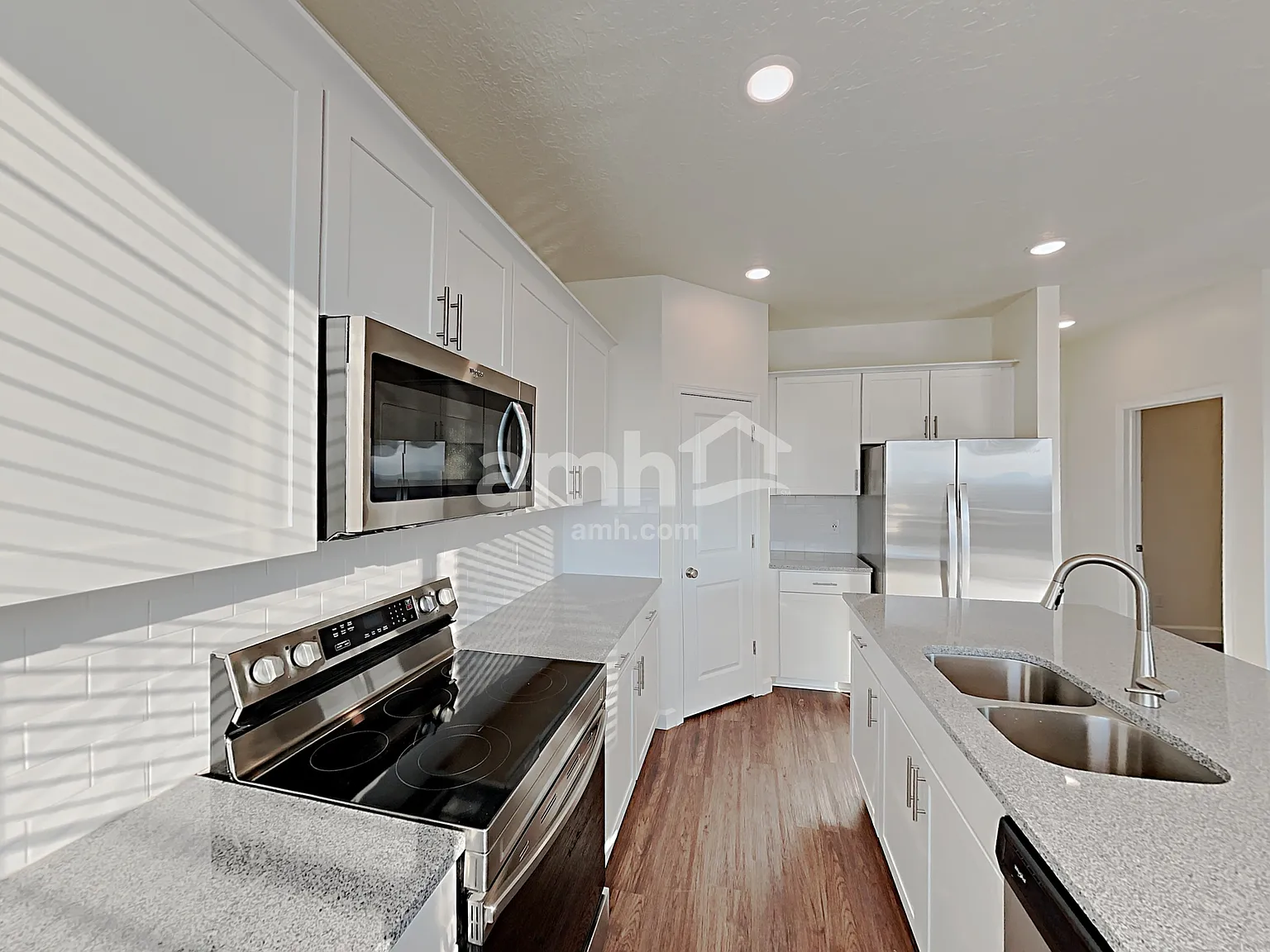 4 bed, 3.5 bath, 2455 sqft, $3,005 — Photo 3