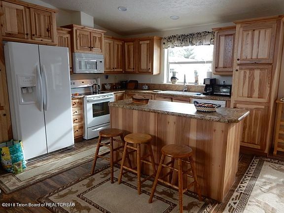 4th image of 690 E Howard Ave