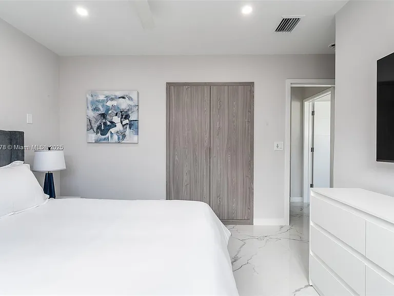 21230 NE 25th Ct — Photo 30