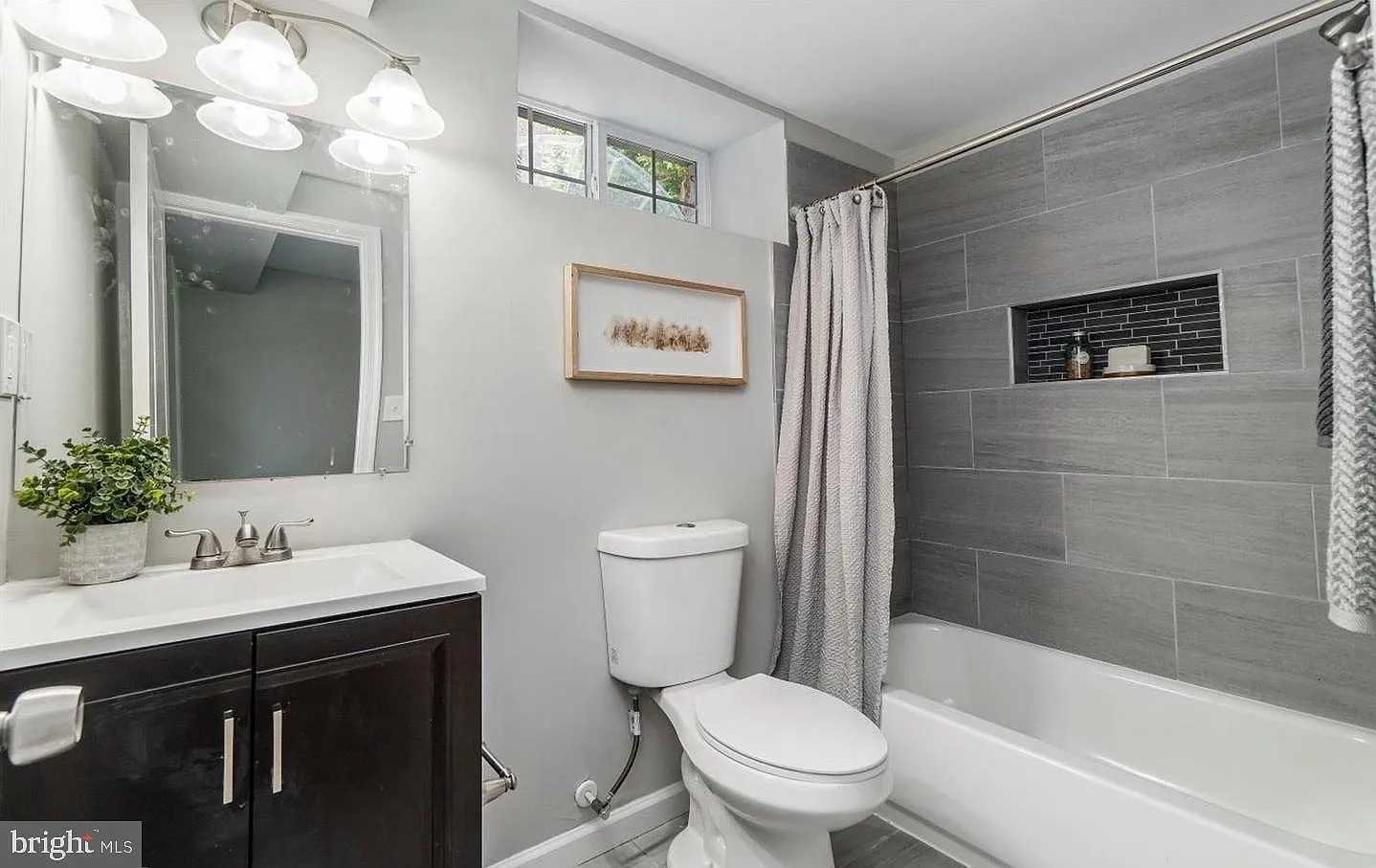 4 bed, 2.5 bath, 22764 sqft, $2,900 — Photo 4