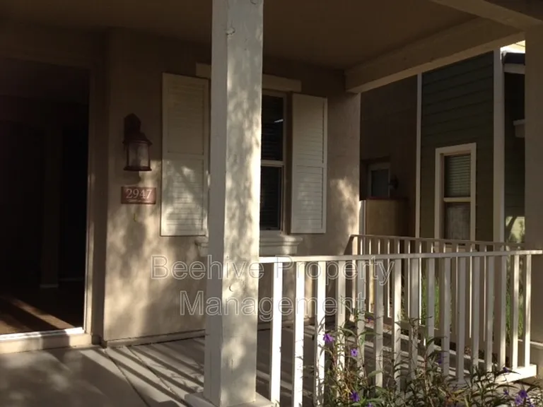 2947 N Evergreen St — Photo 2