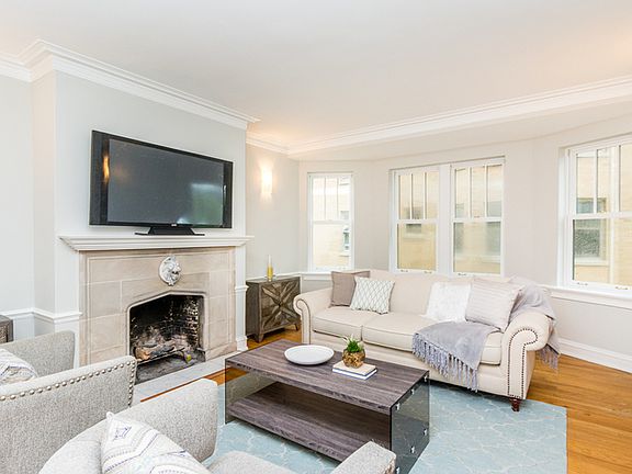 3rd image of 609 W Stratford Pl APT 6D
