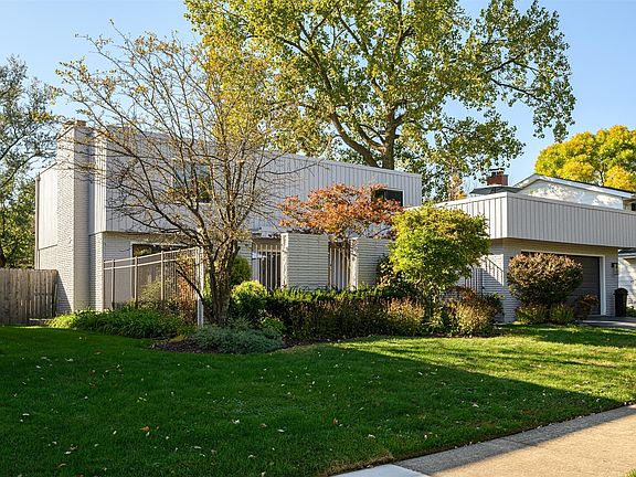 3rd image of 802 Brighton Ln