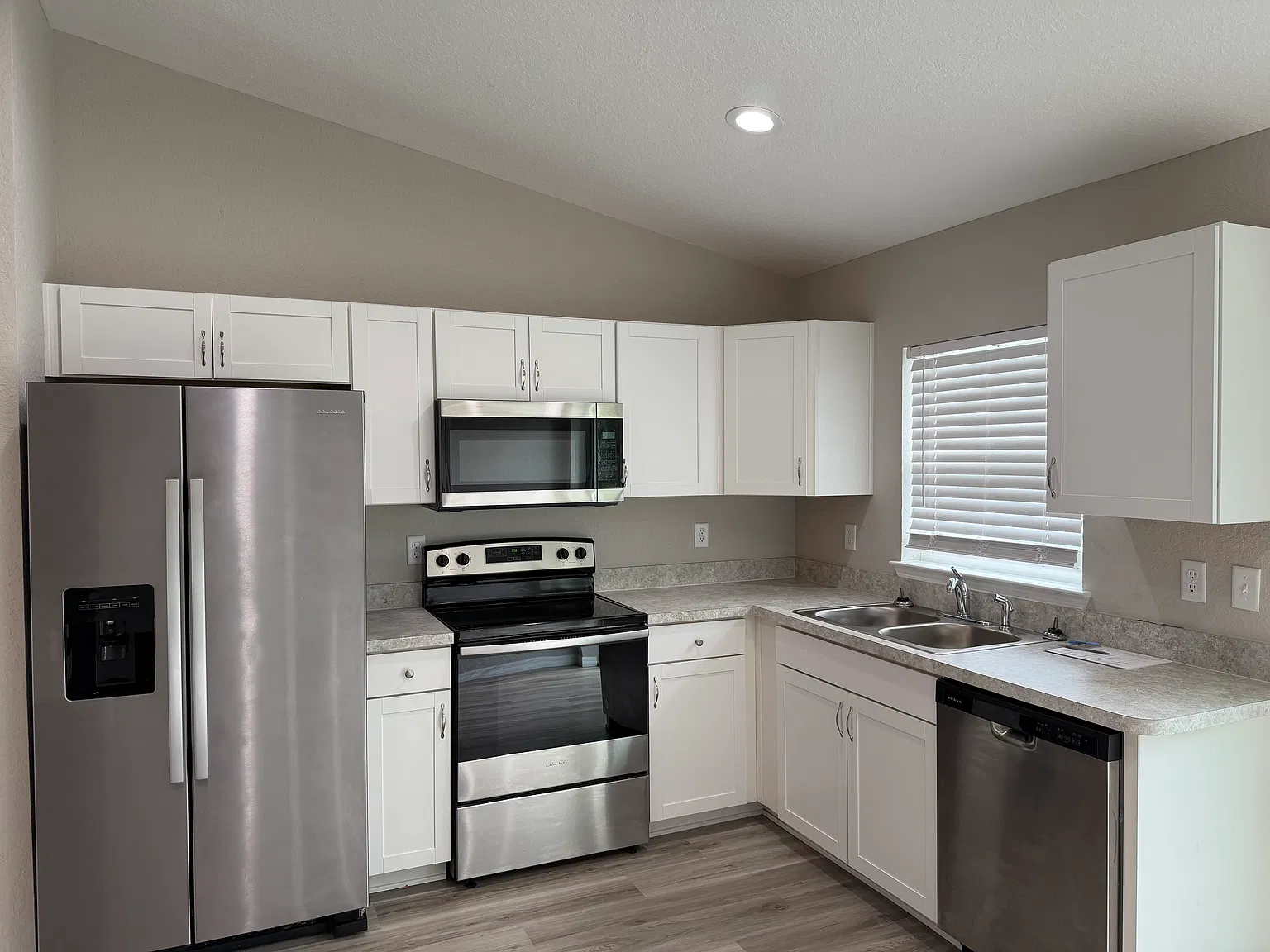 3 bed, 1000 sqft, $1,600 — Photo 1