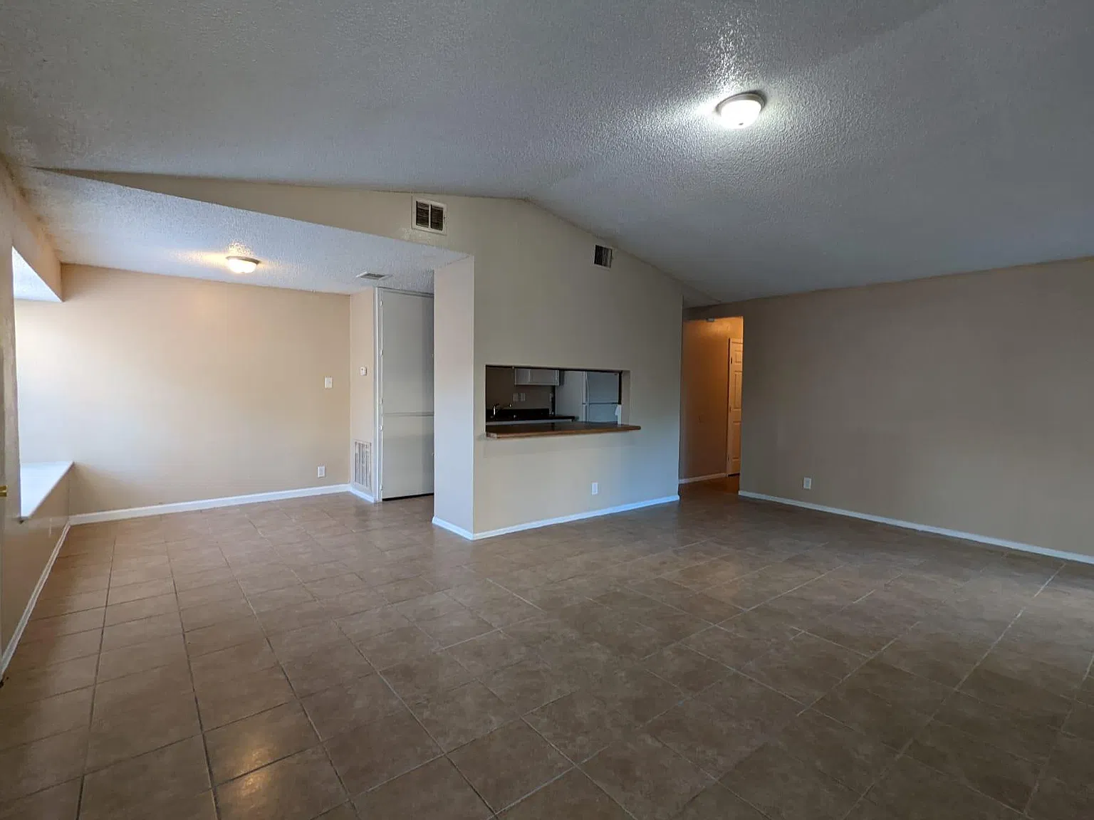 2 bed, 1056 sqft, $1,290 — Photo 4