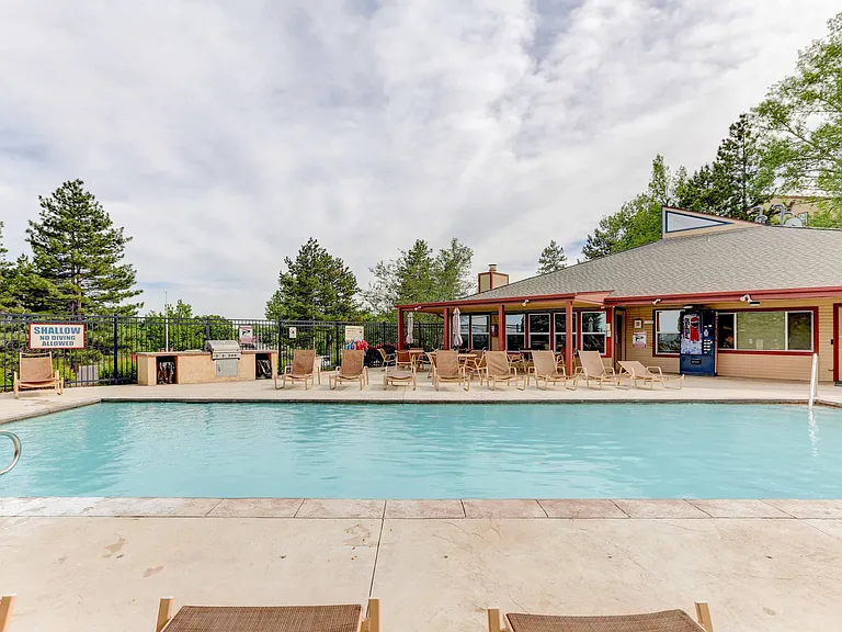 Americana Lakewood Apartments — Photo 6