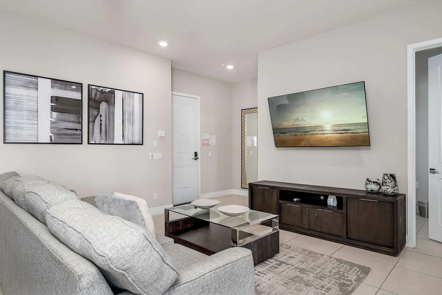 3 bed, 2.0 bath, 2572 sqft, $4,030 — Photo 3
