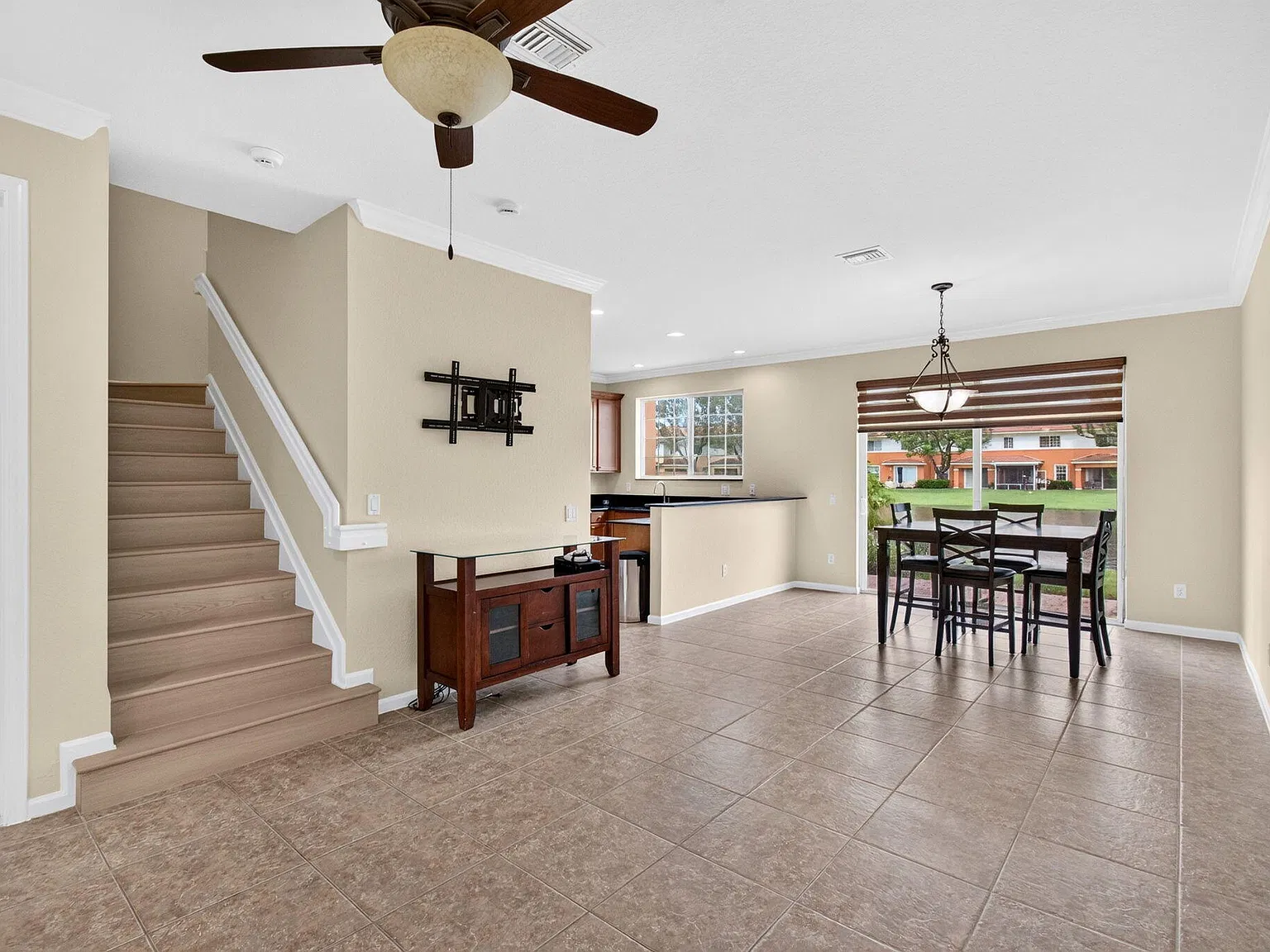 2 bed, 2.5 bath, 1402 sqft, $2,600 — Photo 2