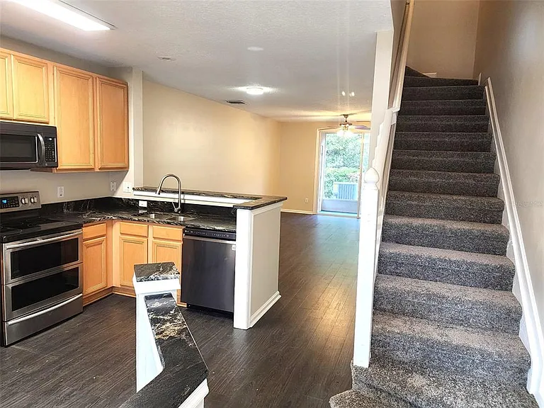 902 Vineland Pl — Photo 2