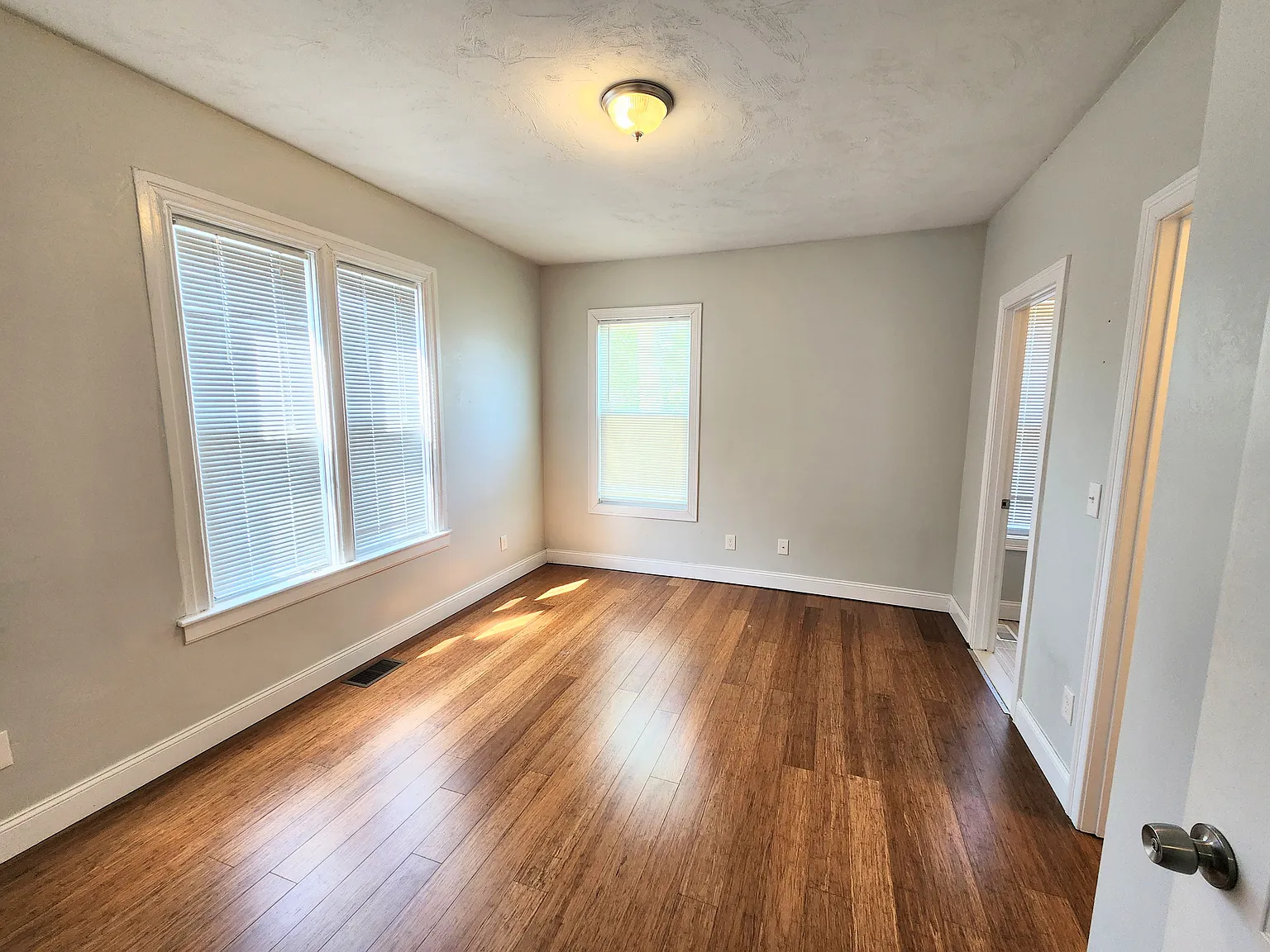 4 bed, $1,200 — Photo 2