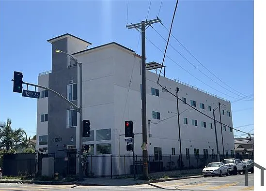 Studio, 311 sqft, $1,760 — Photo 2