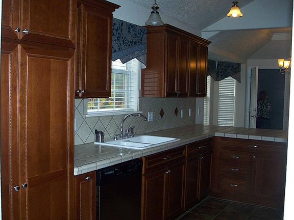 Large Kitchen w/ Appliances