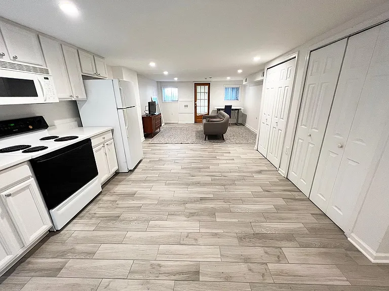 1124 Girard St NW #B — Photo 4