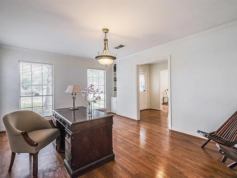 2601 Briarhurst Dr — Photo 6