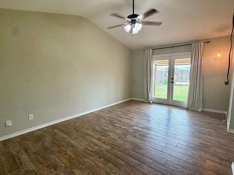 8814 Holiday Dr — Photo 8