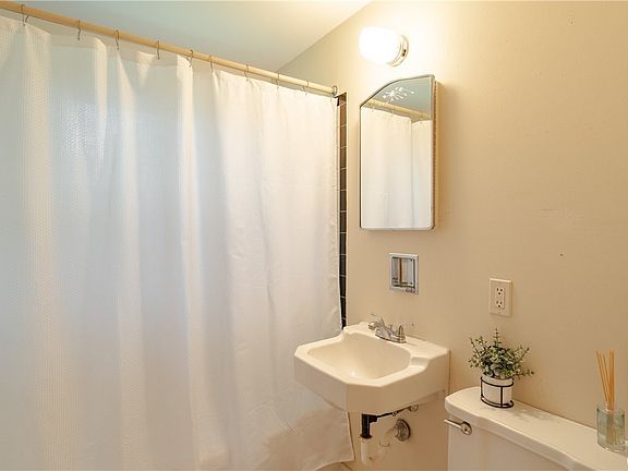 3rd image of 117 Sargent Ln