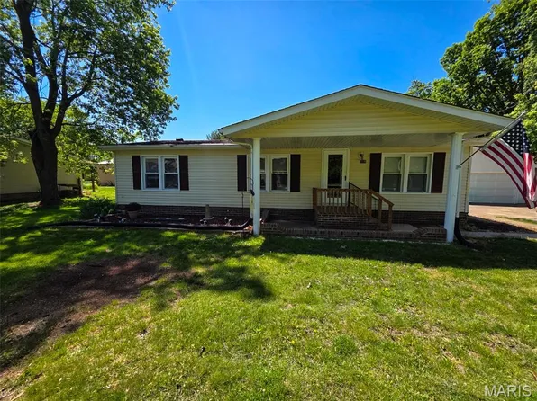 716 Myrtle St, Staunton, IL 62088