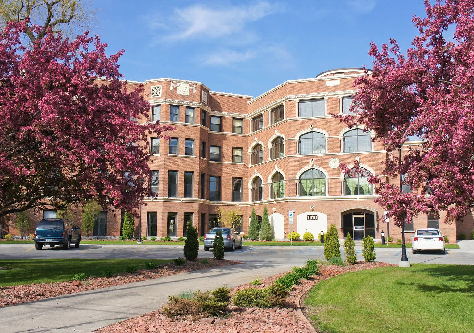Courtyard at Highpointe — Photo 1