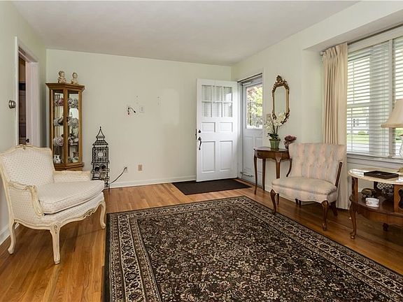 4th image of 304 Kenwick Dr