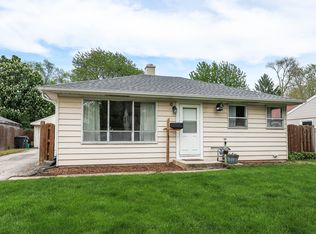 2202 Robin Ln, Rolling Meadows, IL 60008