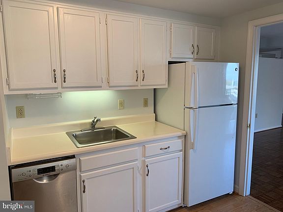 5th image of 900 N Taylor St APT 1205