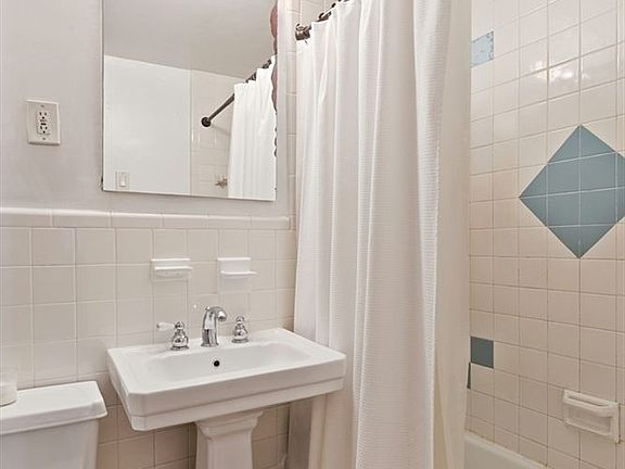 4th image of 107 W 70th St APT 1F