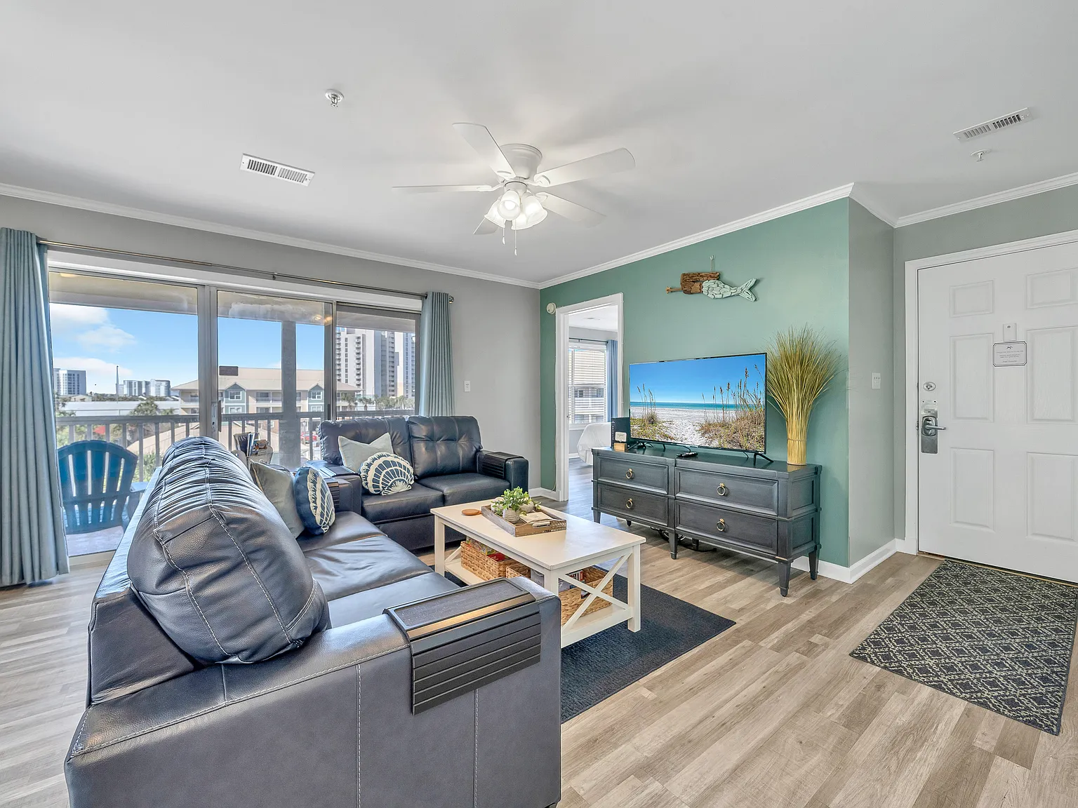 3 bed, 1028 sqft, $4,225 — Photo 3