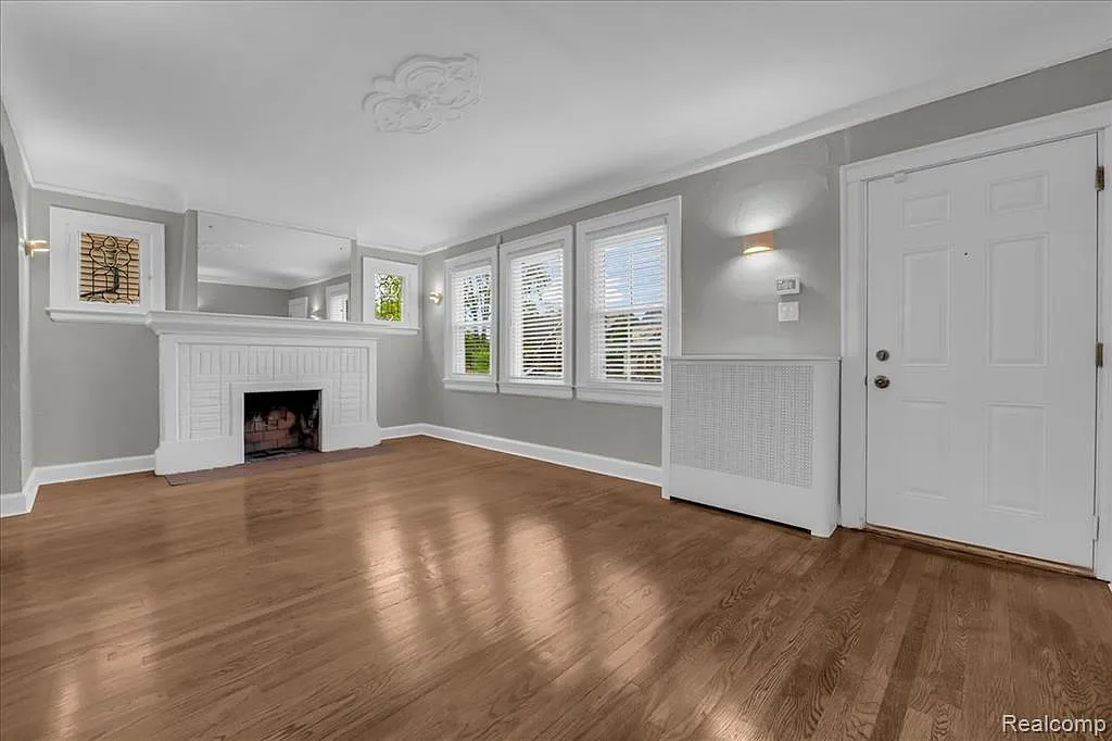 2 bed, 1.0 bath, 2318 sqft, $1,450 — Photo 4