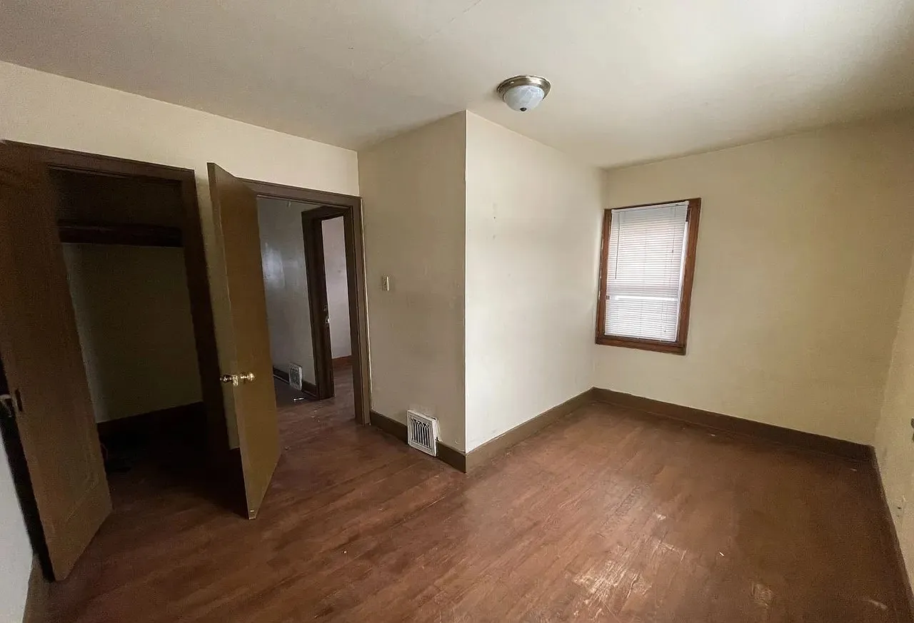 342 N Ashland Ave — Photo 2