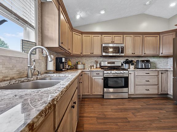 5th image of 305 Kingsmill Dr