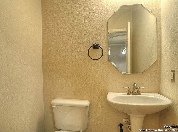 4th image of 2035 Heaton Hall Dr