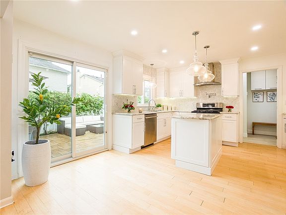 4th image of 77 Frenchwoods Cir