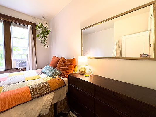 5th image of 42 Bank St APT 31