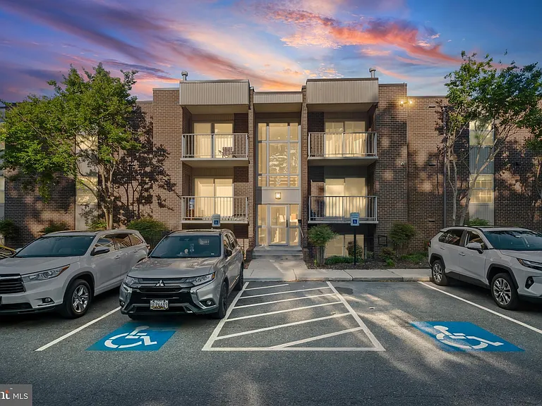 2 Mountbatten Ct — Photo 1