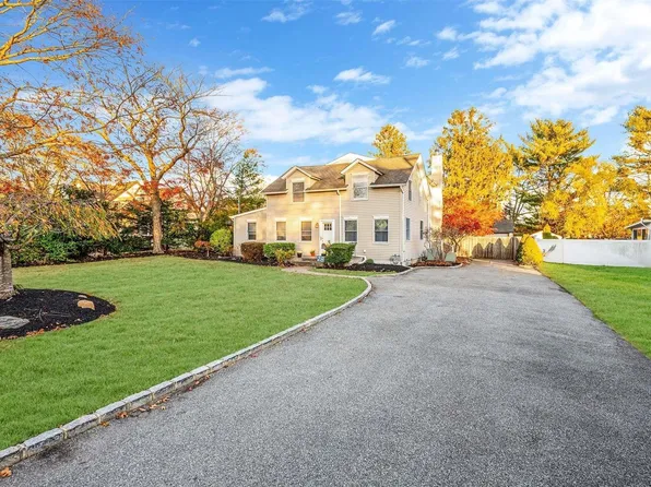 28 Dale Drive, Oakdale, NY 11769