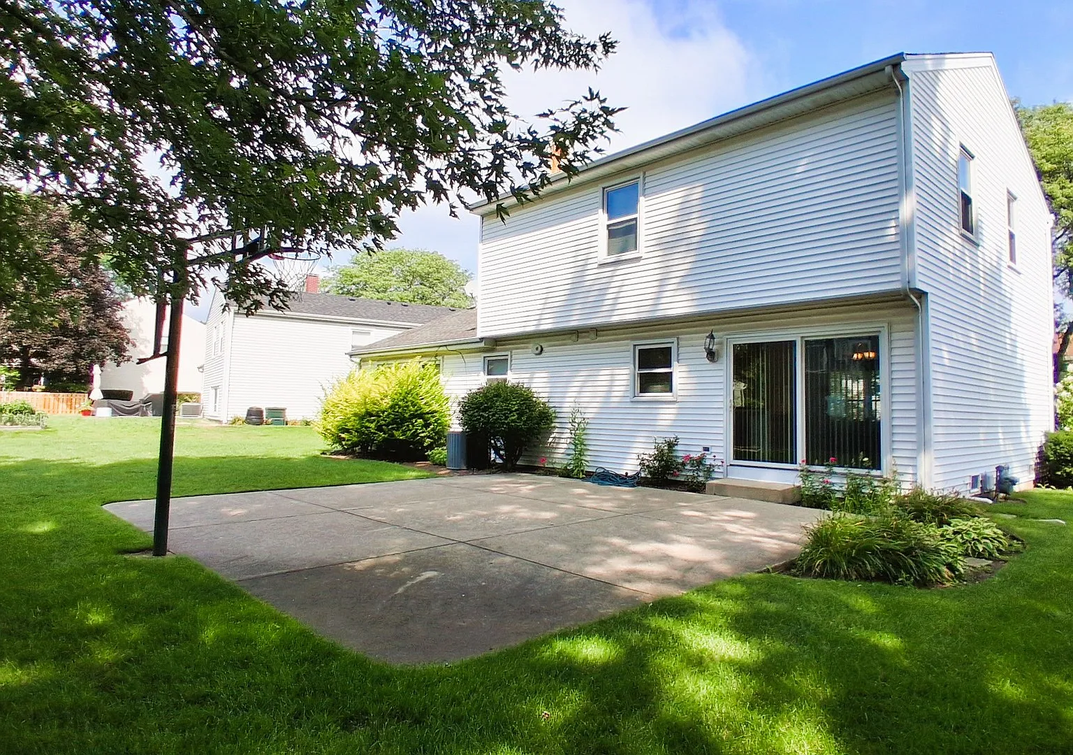 3 bed, 2.5 bath, 1855 sqft, $3,200 — Photo 2