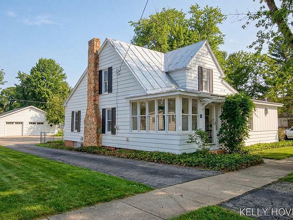 2nd image of 609 W Maple St