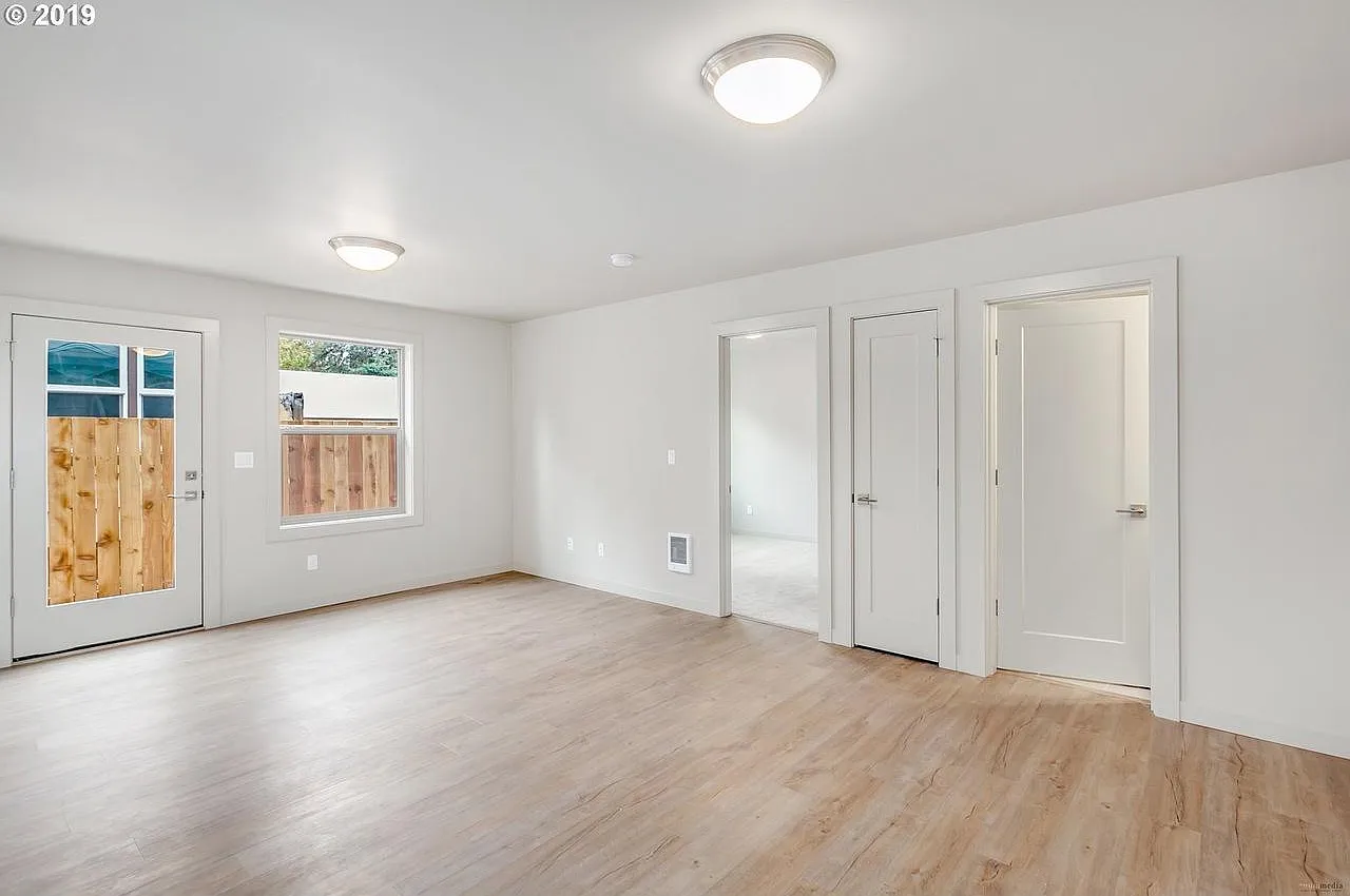 5616 NE 16th Ave — Photo 3