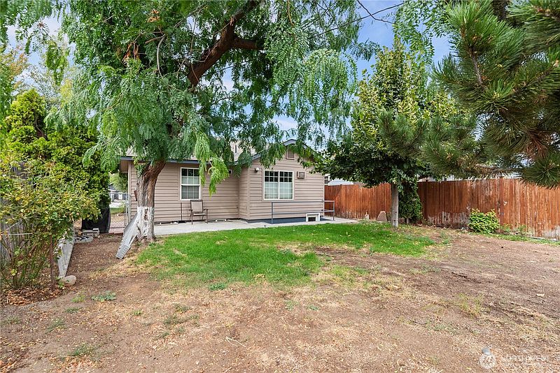 5th image of 905 Kittitas St