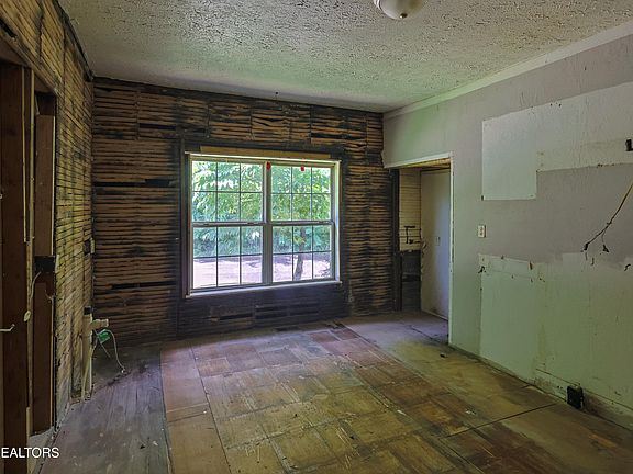 4th image of 2201 Barker Ave
